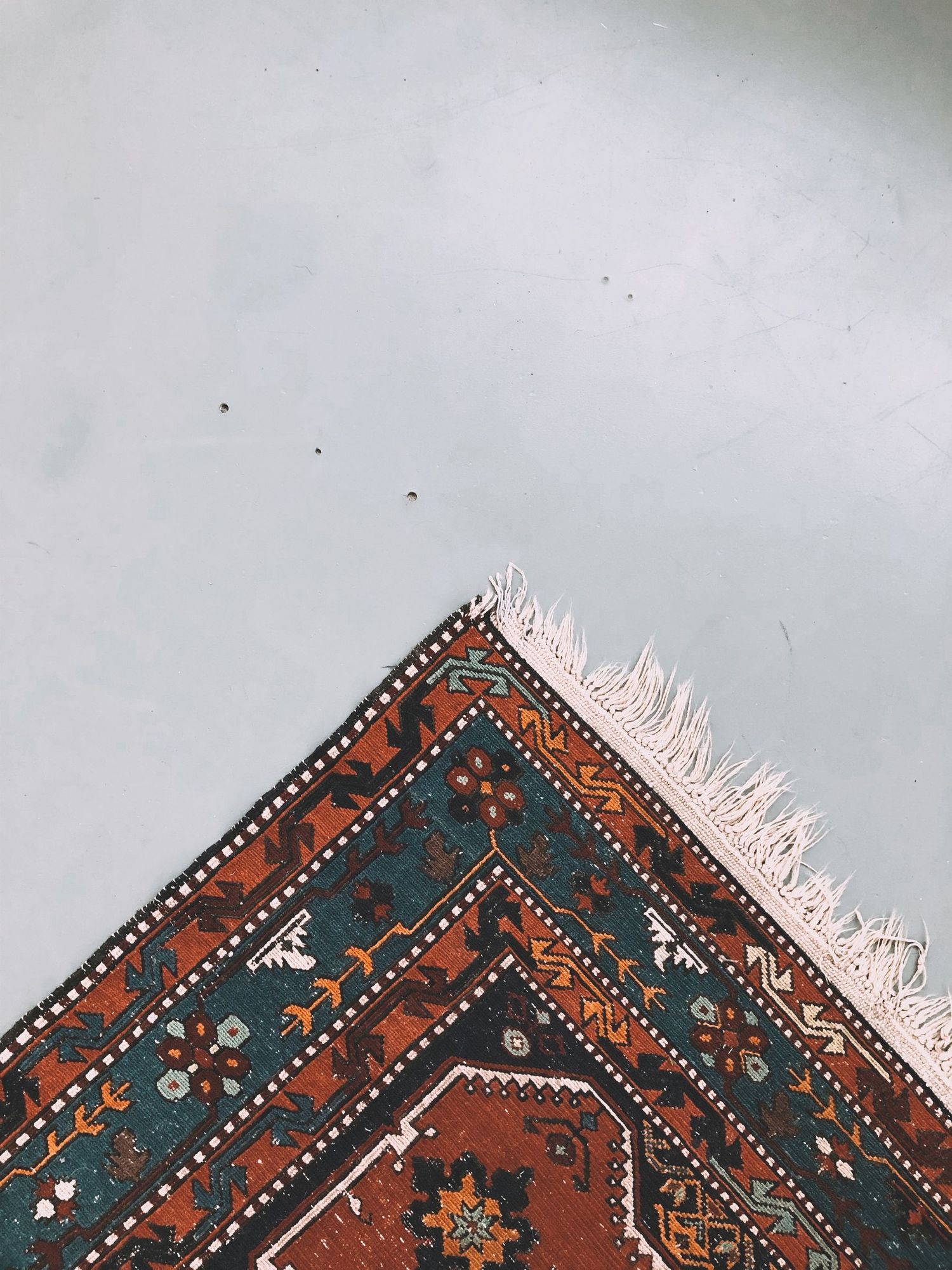 Coin d'un tapis ancien à bordure géométrique