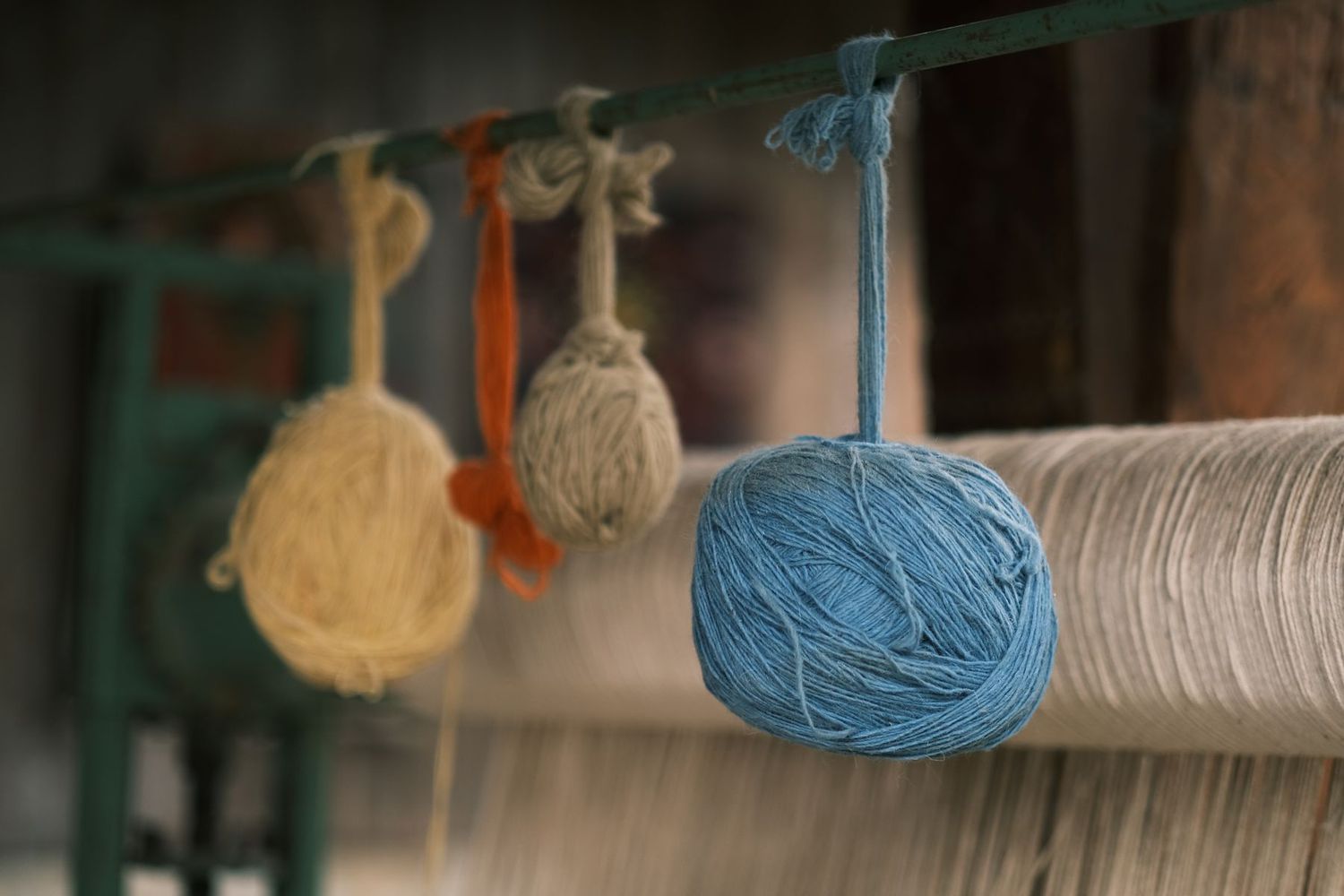 Pelotes de laine teinte dans un atelier de tissage