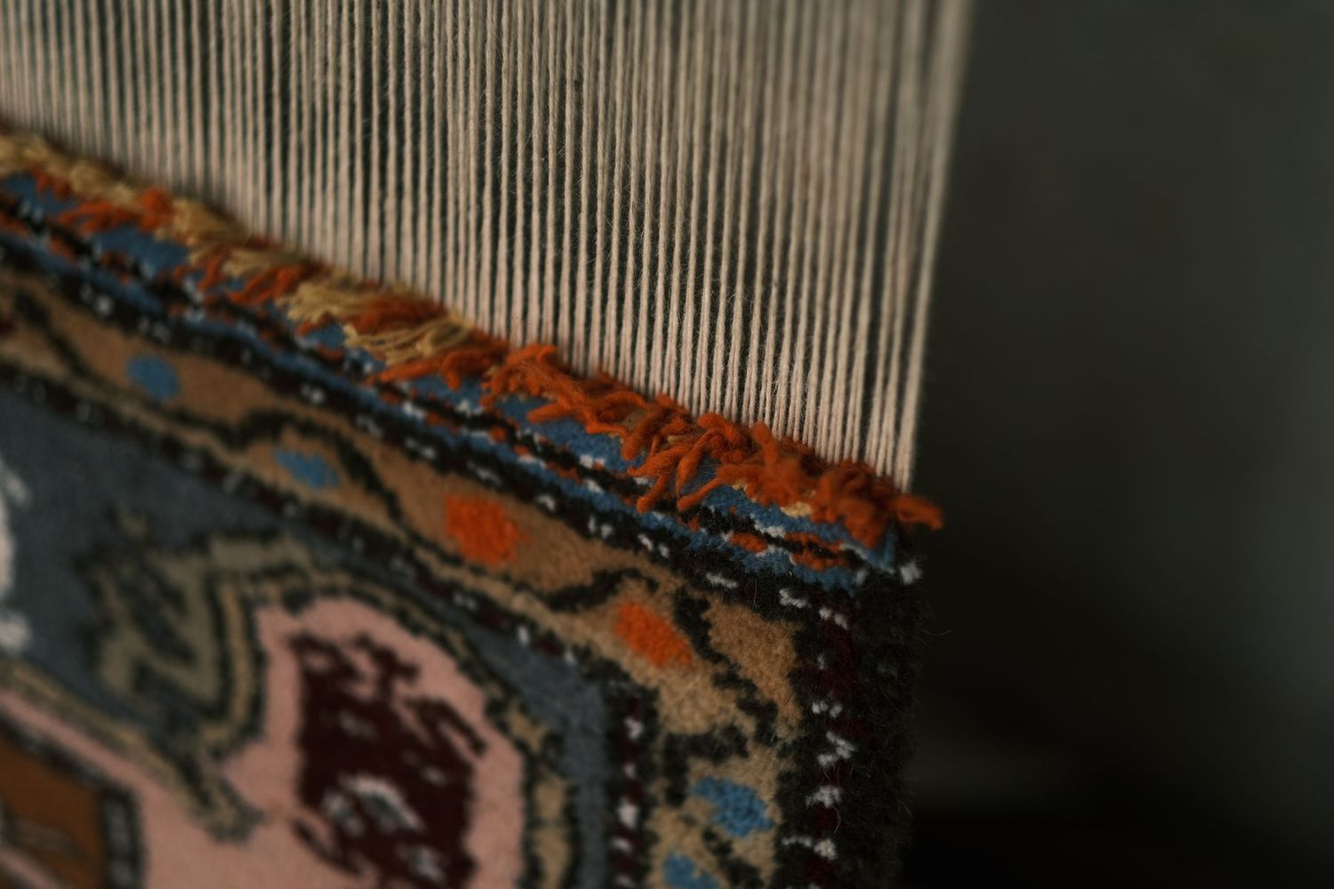 Franges et lisière d'un tapis noué sur le métier