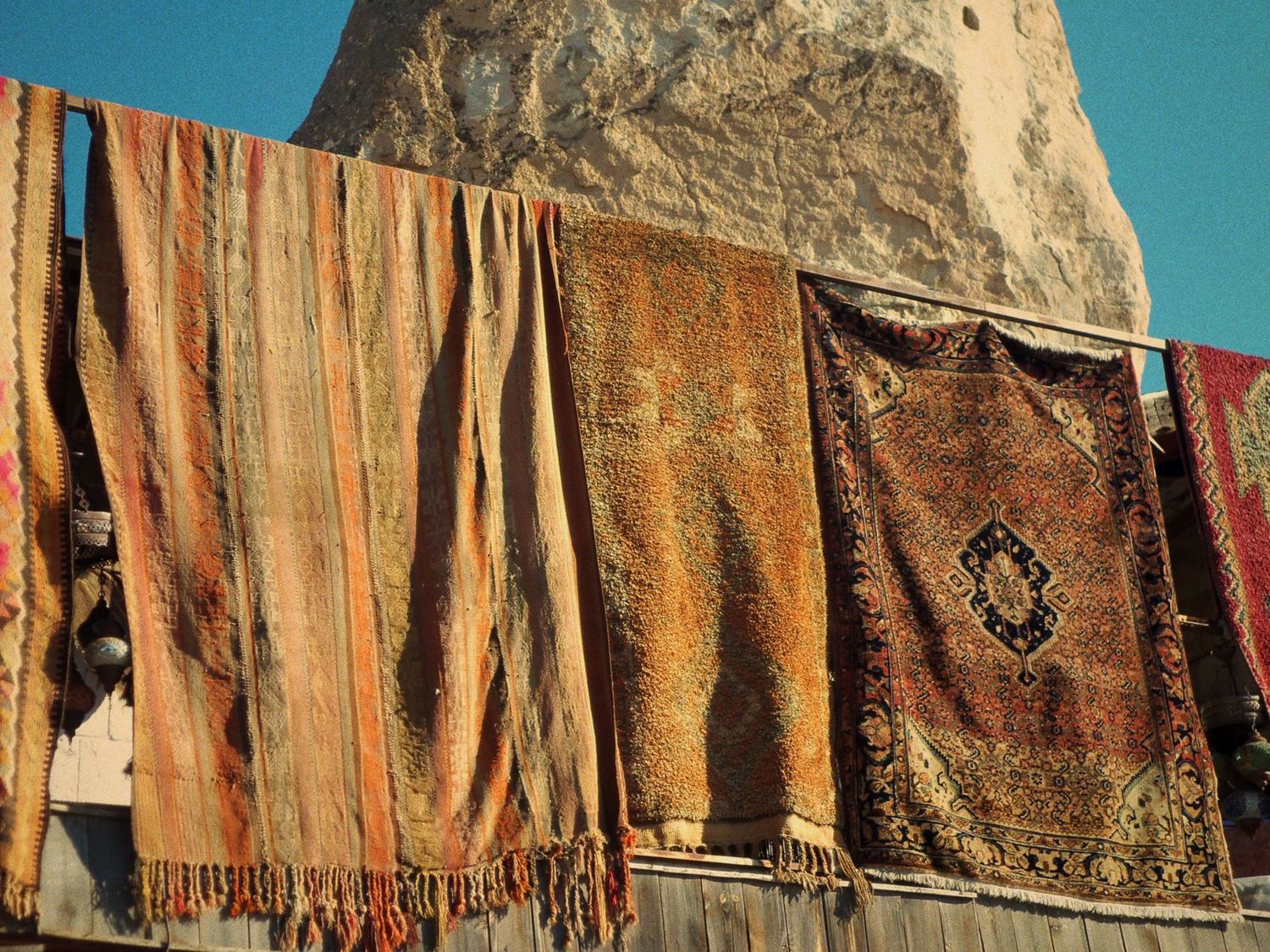 Tapis d'Orient suspendus au soleil pour sécher après un lavage traditionnel