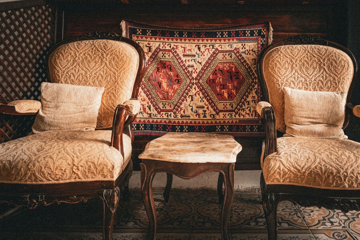 Salon classique avec fauteuils anciens et tapis noué à la main