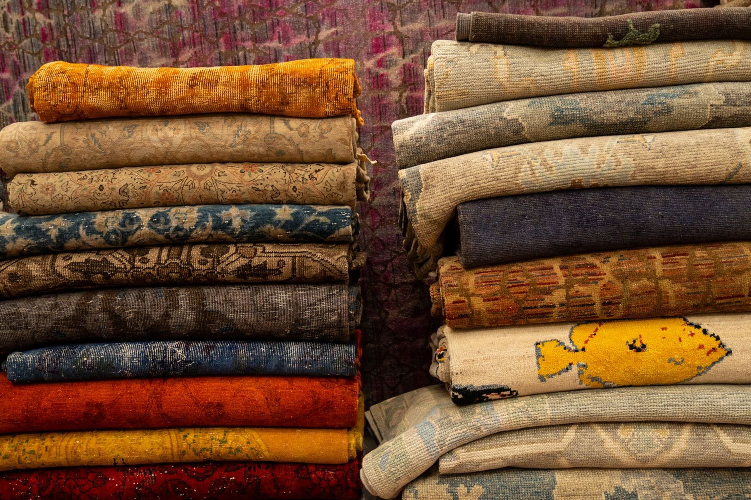 Pile de kilims et de tapis anciens pliés