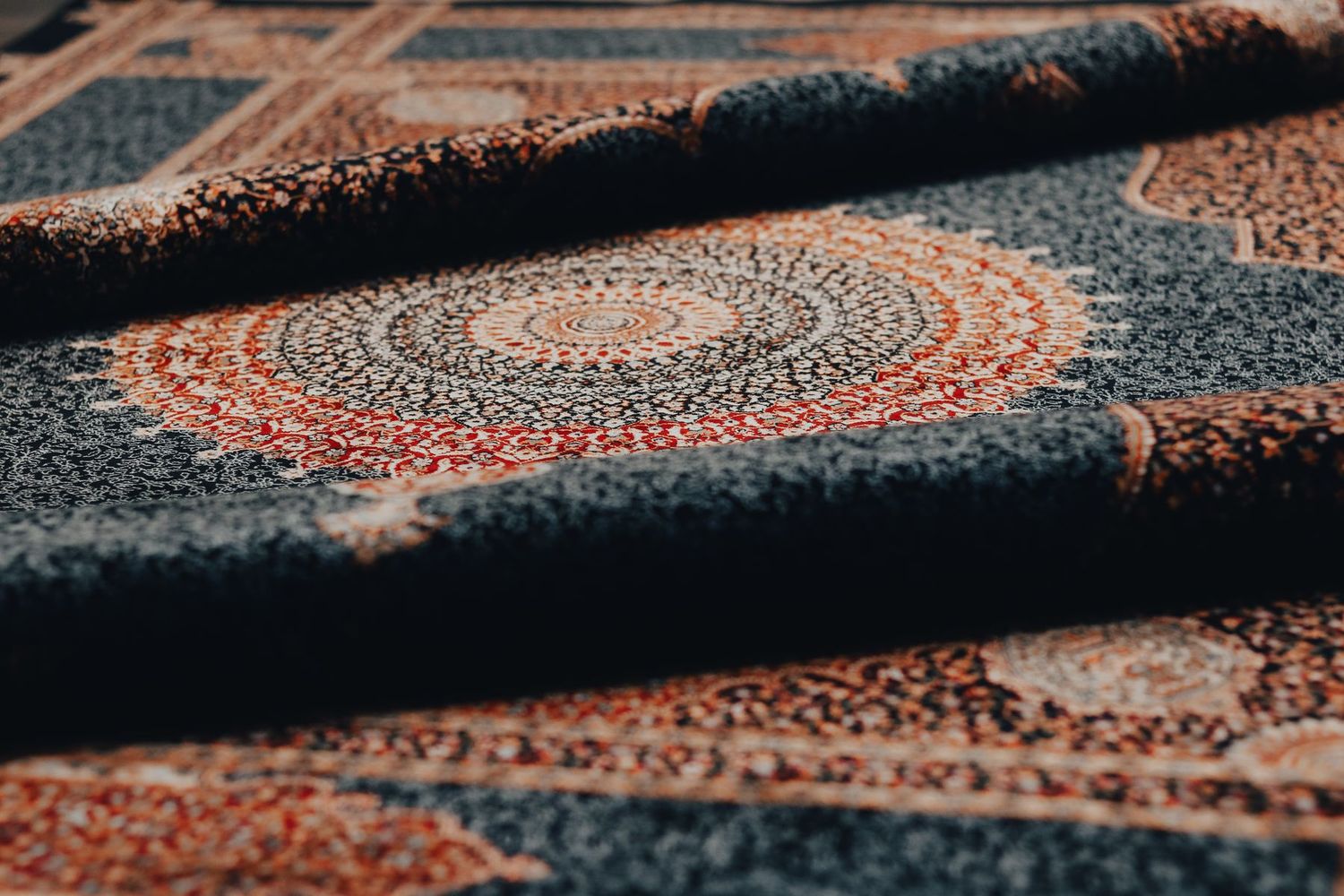 Détail d'un tapis persan ancien à médaillon, velours de laine bleu nuit et rouge