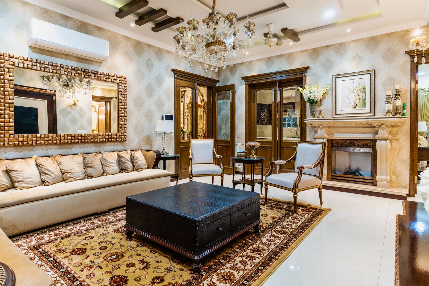Grand tapis d'Orient dans un salon classique aux boiseries claires